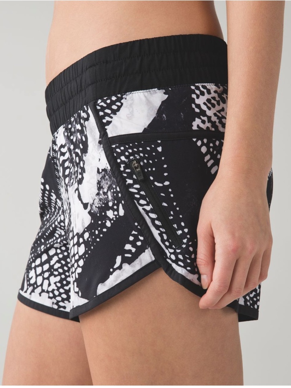 Lululemon Tracker Short III Static Mist White Black Womens 8 EUC 4” LR running